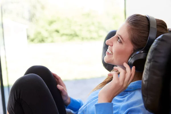 Mujer Relajándose Silla Casa Escuchando Música Podcast Música Auriculares Inalámbricos —  Fotos de Stock