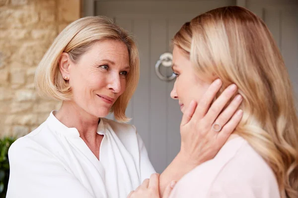 Emotional Senior Mother Saying Goodbye Adult Daughter She Leaves Home — Stock Photo, Image