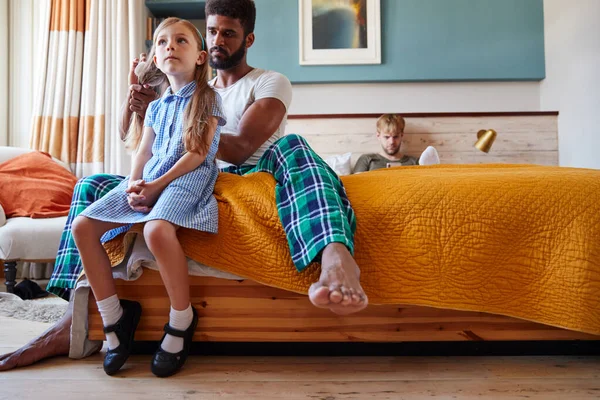 Zelfde Geslacht Man Paar Thuis Krijgen Dochter Klaar Voor School — Stockfoto