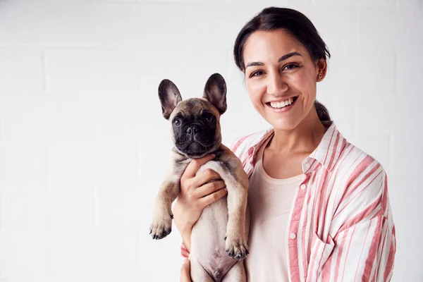 Studioporträt einer lächelnden jungen Frau mit liebevollem Haustier — Stockfoto