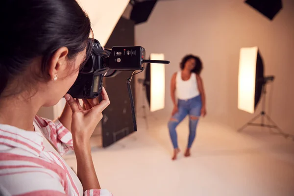 Pose de modèle pour photographe femelle dans la session de portrait de studio — Photo