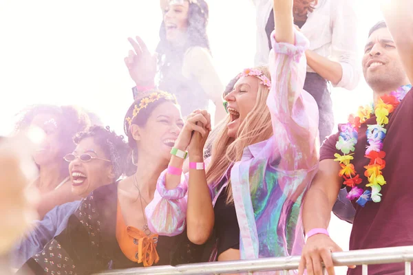 Publiken Med Färgad Rök Bakom Barriären Dans Och Sång Utomhusfestivalen — Stockfoto