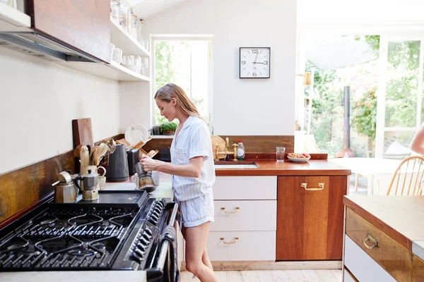 Женщина Носит Пижамы Дома Кухне Делает Свежий Кофе — стоковое фото