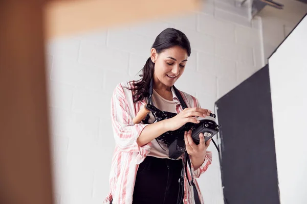 Vrouwelijk bemanningslid op video filmset werkt draadloos Volg F — Stockfoto