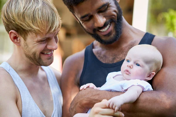 Loving Man Hetzelfde Geslacht Paar Knuffelen Baby Dochter Thuis Tuin — Stockfoto