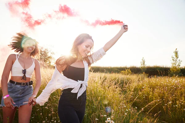 Dos Amigas Acampando Festival Música Corriendo Por Campo Con Bengalas —  Fotos de Stock