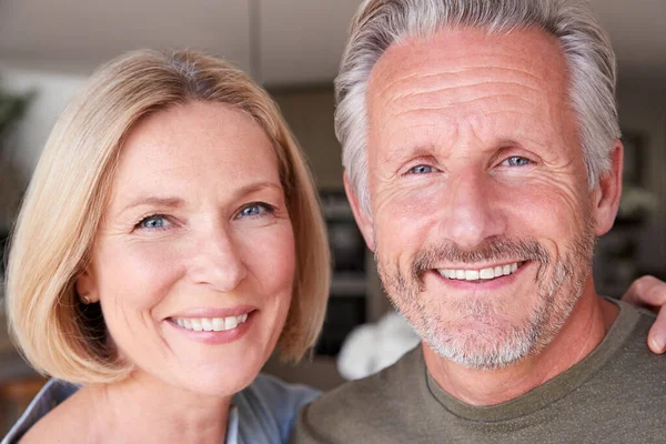 Gülümseyen Yaşlı Çiftin Portresi Mutfakta Birlikte Duruyorlar — Stok fotoğraf