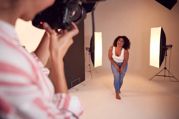 Modelo posando para fotógrafa en sesión de retrato de estudio —  Fotos de Stock