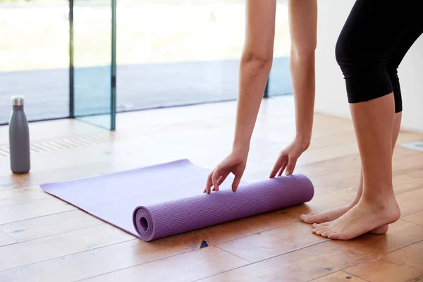 Närbild Kvinna Rullande Yogamatta Före Träning — Stockfoto