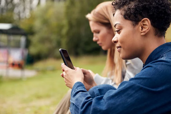 Γυναίκες Φίλες Που Χρησιμοποιούν Κινητά Τηλέφωνα Στο Πάρκο Urban Skate — Φωτογραφία Αρχείου
