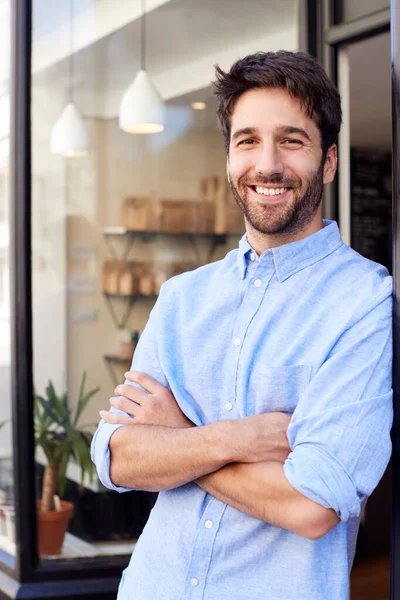 Portret Van Een Mannelijke Eigenaar Die Buiten Koffiehuis Staat — Stockfoto