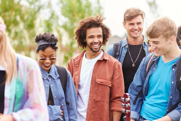 Grupo Jóvenes Amigos Esperando Detrás Barrera Entrada Sitio Del Festival —  Fotos de Stock