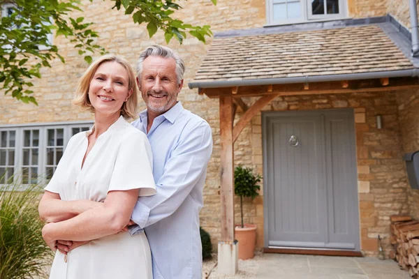 Retrato Casal Sênior Que Está Fora Porta Dianteira Casa — Fotografia de Stock