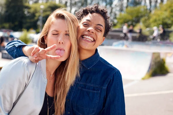 Porträt Zweier Freundinnen Die Sich Städtischen Skatepark Treffen — Stockfoto