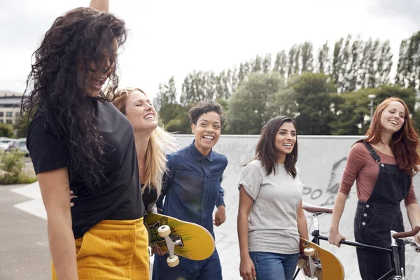 Freundinnen Mit Skateboards Und Fahrrad Laufen Durch Städtischen Skatepark — Stockfoto
