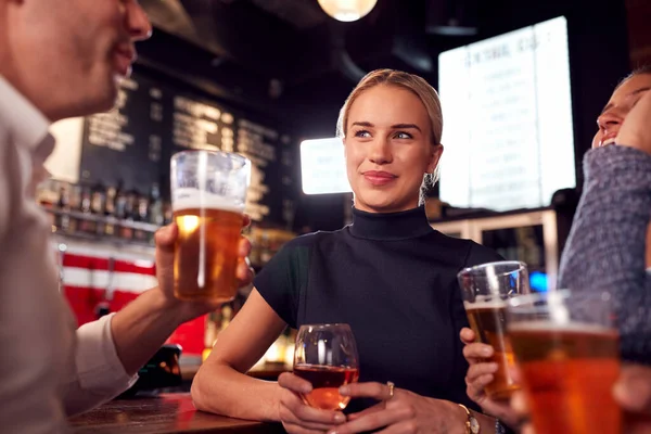 Manliga Och Kvinnliga Vänner Möte För Drinkar Och Umgås Baren — Stockfoto