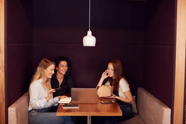 Gruppe Junger Geschäftsfrauen Sitzt Tisch Einem Modernen Arbeitsraum Und Trifft — Stockfoto