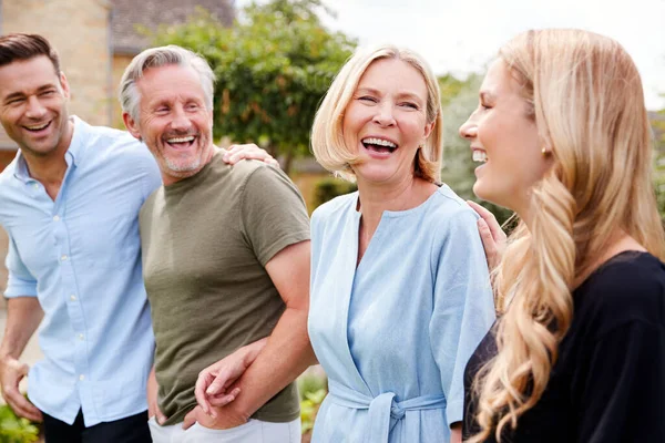 Gezin Met Senior Ouders Volwassen Nakomelingen Wandelen Praten Tuin Samen — Stockfoto