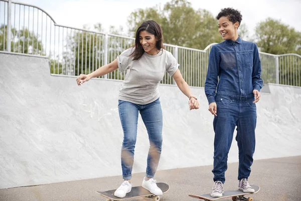Dwie Przyjaciółki Jeżdżące Deskorolkach Urban Skate Park — Zdjęcie stockowe
