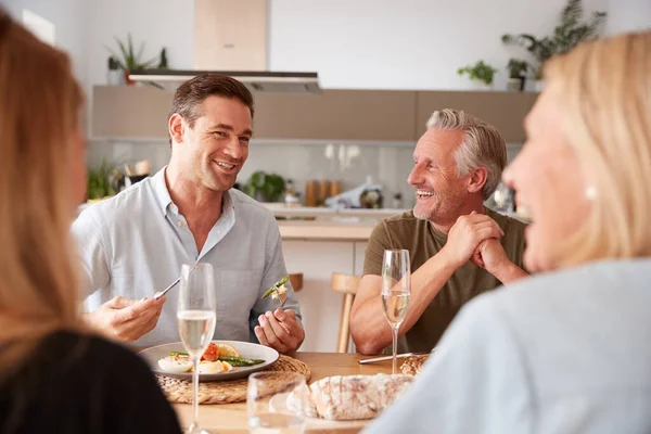 高齢の両親と大人が一緒にテーブルの周りにブランチを食べる家族 — ストック写真
