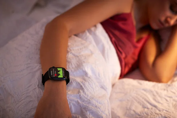 Mulher Dormindo Cama Com Foco Relógio Inteligente Que Ela Está — Fotografia de Stock