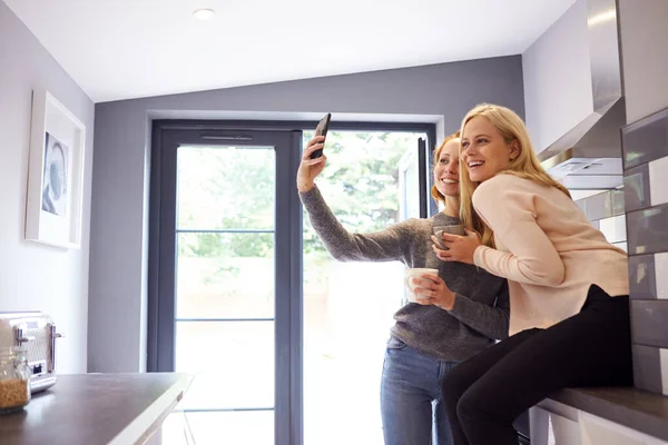 Dois Estudantes Universitários Femininos Que Tomam Selfie Cozinha Alugada Casa — Fotografia de Stock