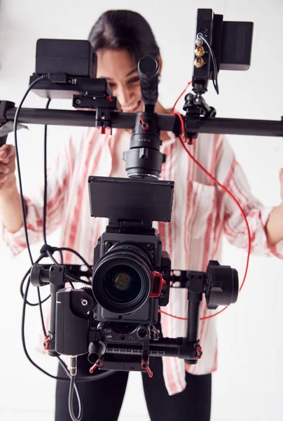 Videógrafa femenina con cámara de vídeo en la plataforma de cámara constante de filmación — Foto de Stock