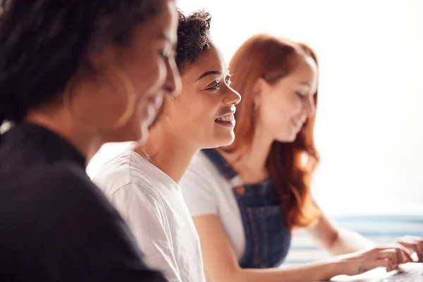 Equipo Jóvenes Empresarias Reunidas Torno Mesa Espacio Trabajo Moderno — Foto de Stock