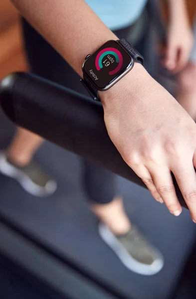 Nahaufnahme Einer Frau Die Mit Smart Watch Auf Dem Laufband — Stockfoto