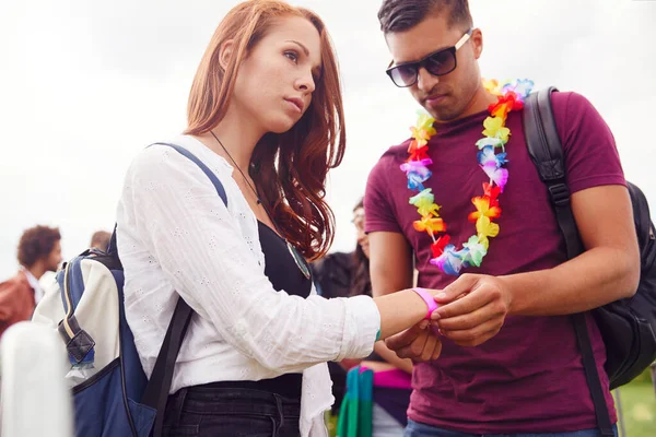 Groep Van Vrienden Bij Ingang Van Het Muziekfestival Zetten Veiligheid — Stockfoto