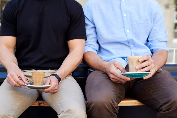 Κοντινό Πλάνο Δύο Ανδρών Που Κάθονται Έξω Από Την Καφετέρια — Φωτογραφία Αρχείου