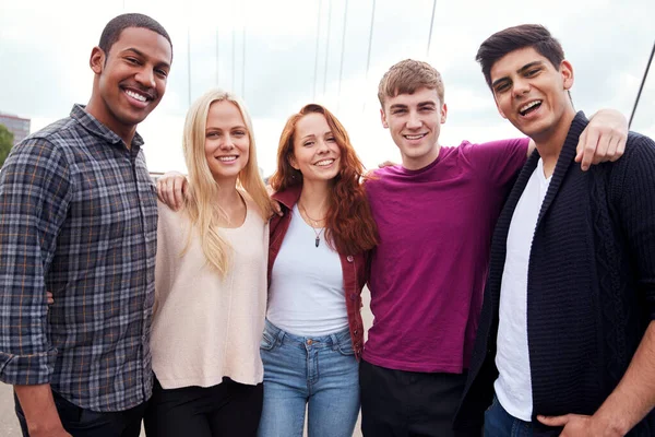Portret Studenckich Przyjaciół Spacerujących Przez Most Mieście Razem — Zdjęcie stockowe