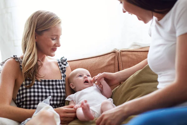 Loving Vrouw Hetzelfde Geslacht Paar Knuffelen Baby Dochter Bank Thuis — Stockfoto