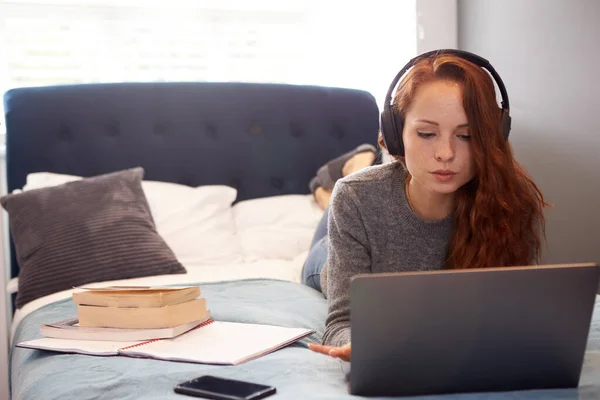 Studente College Femminile Che Indossa Cuffie Trova Sul Letto Casa — Foto Stock