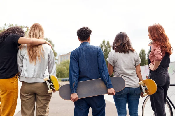 Vista Trasera Amigas Con Monopatines Bicicleta Caminando Por Parque Urbano —  Fotos de Stock