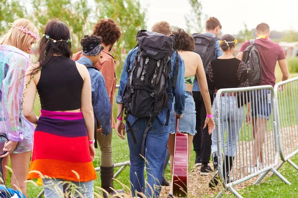 Achteraanzicht Van Vrienden Bij Toegang Tot Muziekfestival Wandelen Door Veiligheidsbarrières — Stockfoto