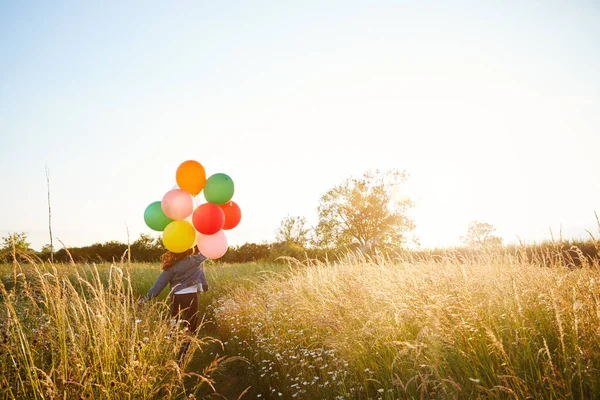 Visão Traseira Duas Amigas Acampar Correndo Através Campo Com Balões — Fotografia de Stock