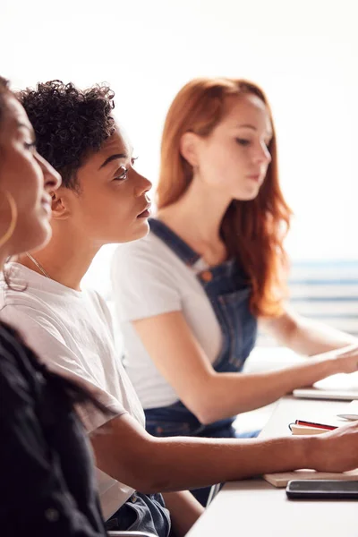 Equipo Jóvenes Empresarias Reunidas Torno Mesa Espacio Trabajo Moderno — Foto de Stock