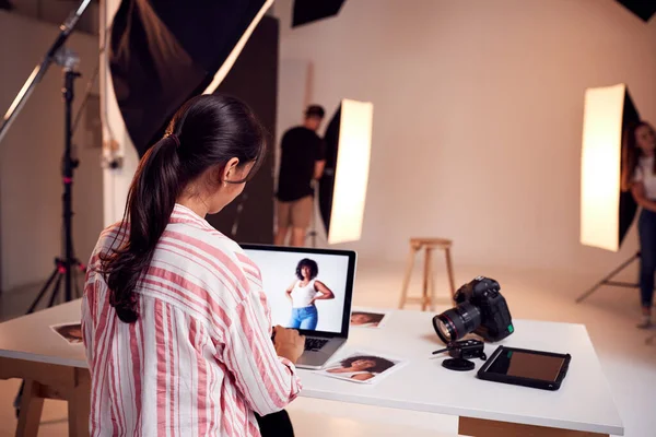 Fotógrafa profesional trabajando en estudio con Assistan — Foto de Stock