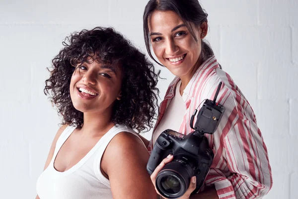 Portret van lachende vrouwelijke fotografe met camera in de modus — Stockfoto