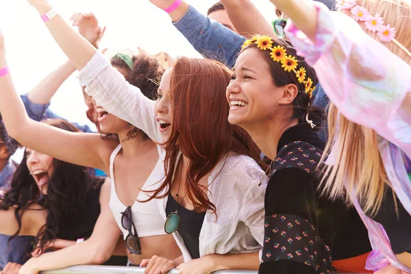 Vrolijk Jonge Vrienden Publiek Achter Barrière Outdoor Festival Genieten Van — Stockfoto