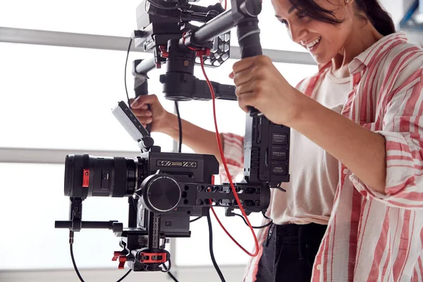 Videógrafa feminina com câmera de vídeo em filmagem constante Cam Rig — Fotografia de Stock
