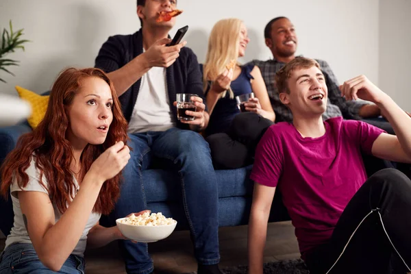 Grupo Estudiantes Universitarios Casa Compartida Viendo Televisión Comiendo Palomitas Maíz —  Fotos de Stock