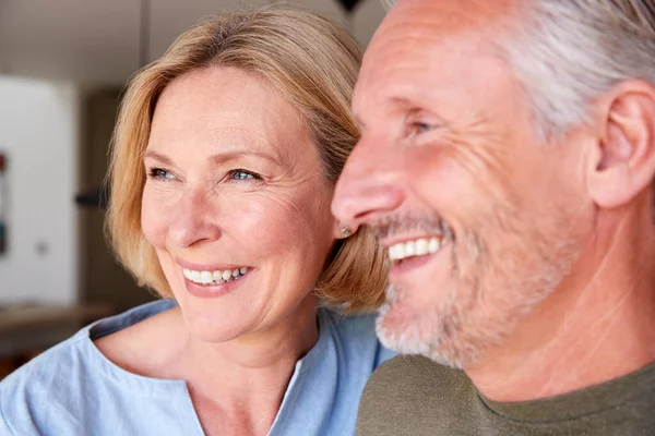 Gros Plan Couple Âgé Souriant Debout Maison Dans Cuisine Ensemble — Photo