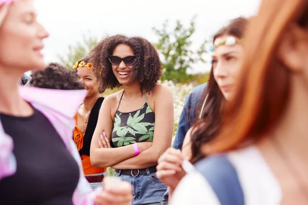 Grupo Jóvenes Amigos Esperando Detrás Cola Entrada Sitio Del Festival —  Fotos de Stock