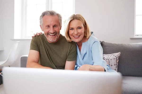 Oudere Paar Zitten Bank Thuis Het Maken Van Videogesprek Met — Stockfoto