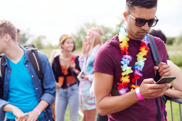Müzik Festivali Girişinde Bariyerin Arkasında Bekleyen Genç Adam Cep Telefonuna — Stok fotoğraf