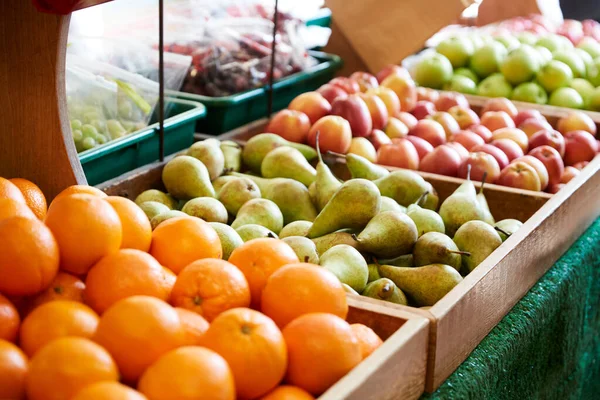 Zobrazit Jablka Pomeranče Hrušky Bio Farmě Shop — Stock fotografie