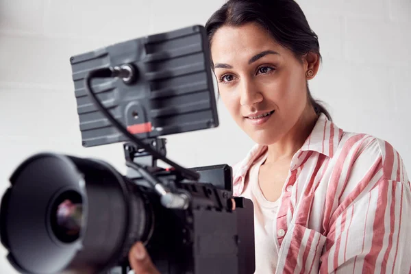 Kobiecy wideograf z kamerą wideo Film w białym Stu — Zdjęcie stockowe