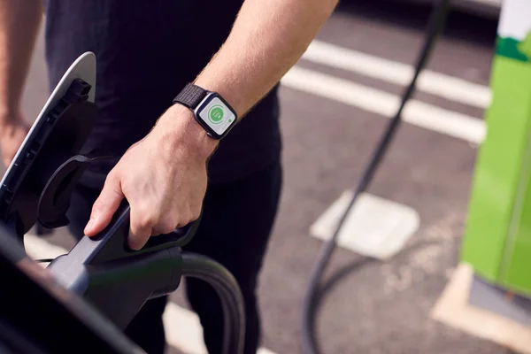 Fechar Mão Que Prende Cabo Alimentação Carro Elétrico Ambientalmente Amigável — Fotografia de Stock